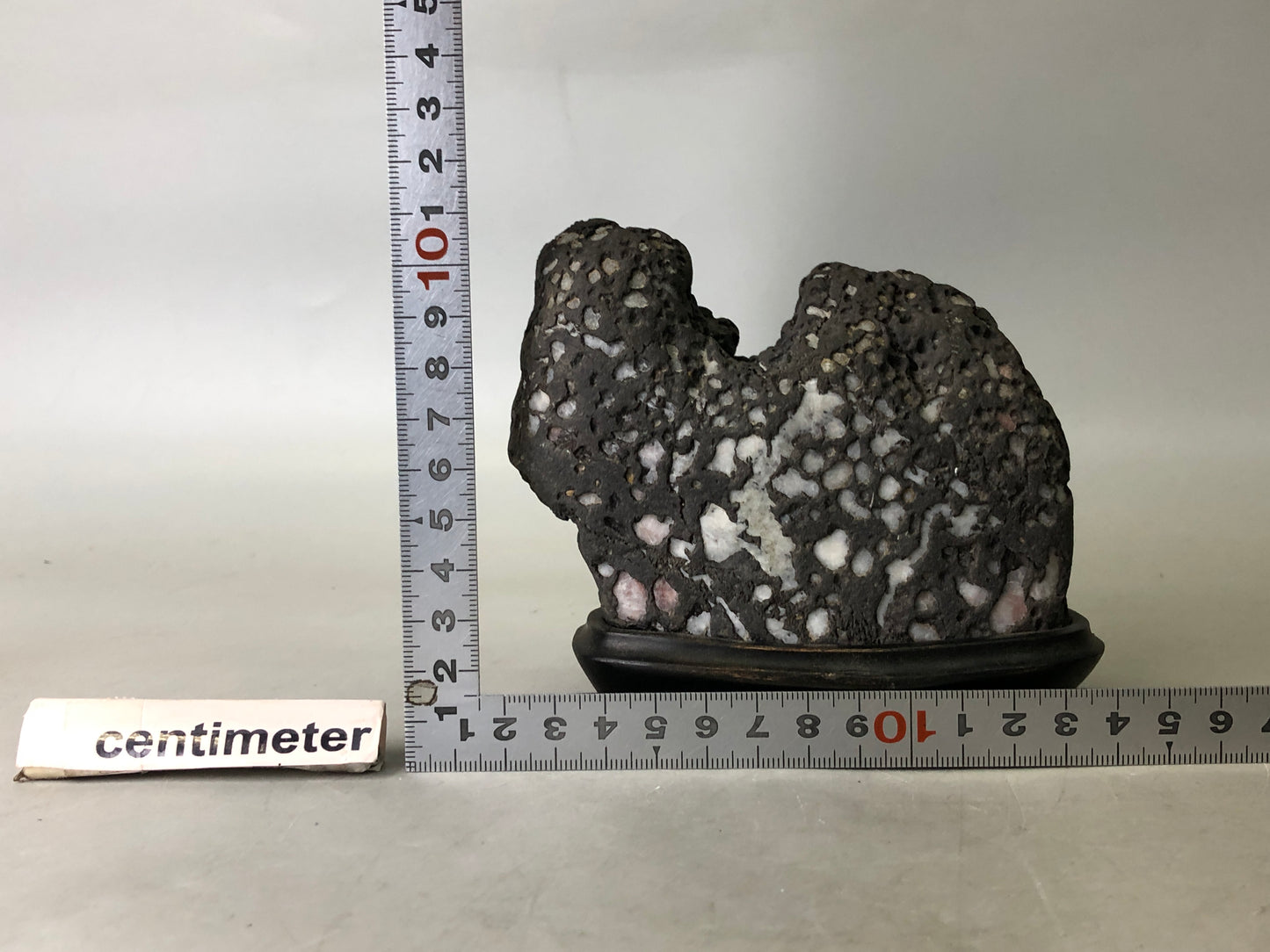 Y7921 OKIMONO Suiseki natural viewing stone stand black Japan antique interior