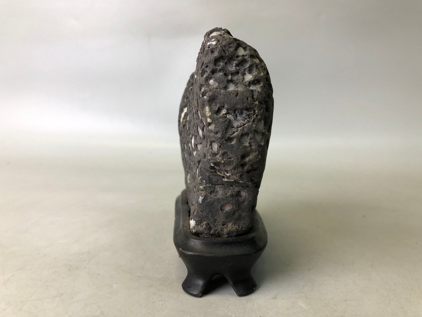 Y7921 OKIMONO Suiseki natural viewing stone stand black Japan antique interior