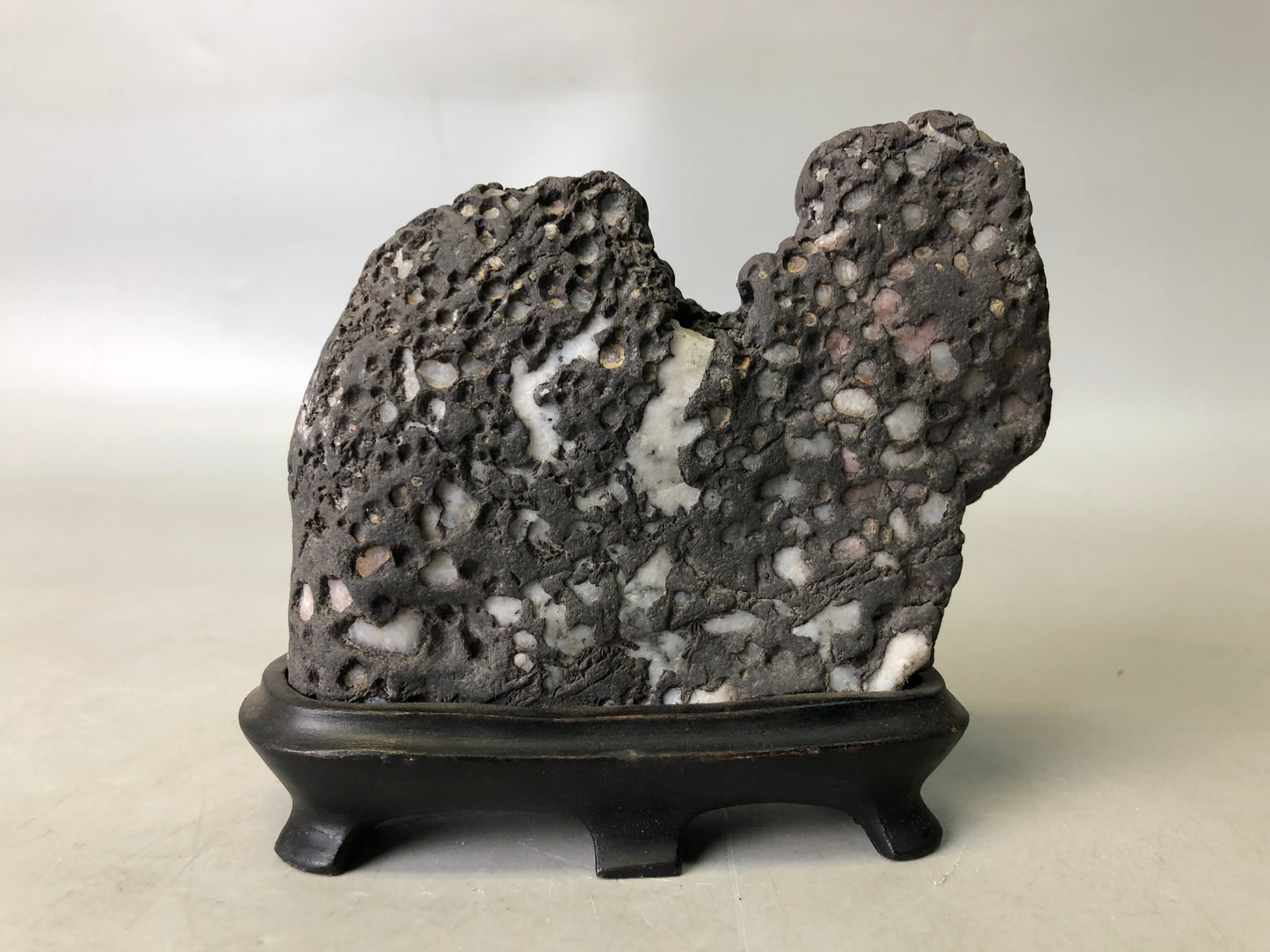 Y7921 OKIMONO Suiseki natural viewing stone stand black Japan antique interior