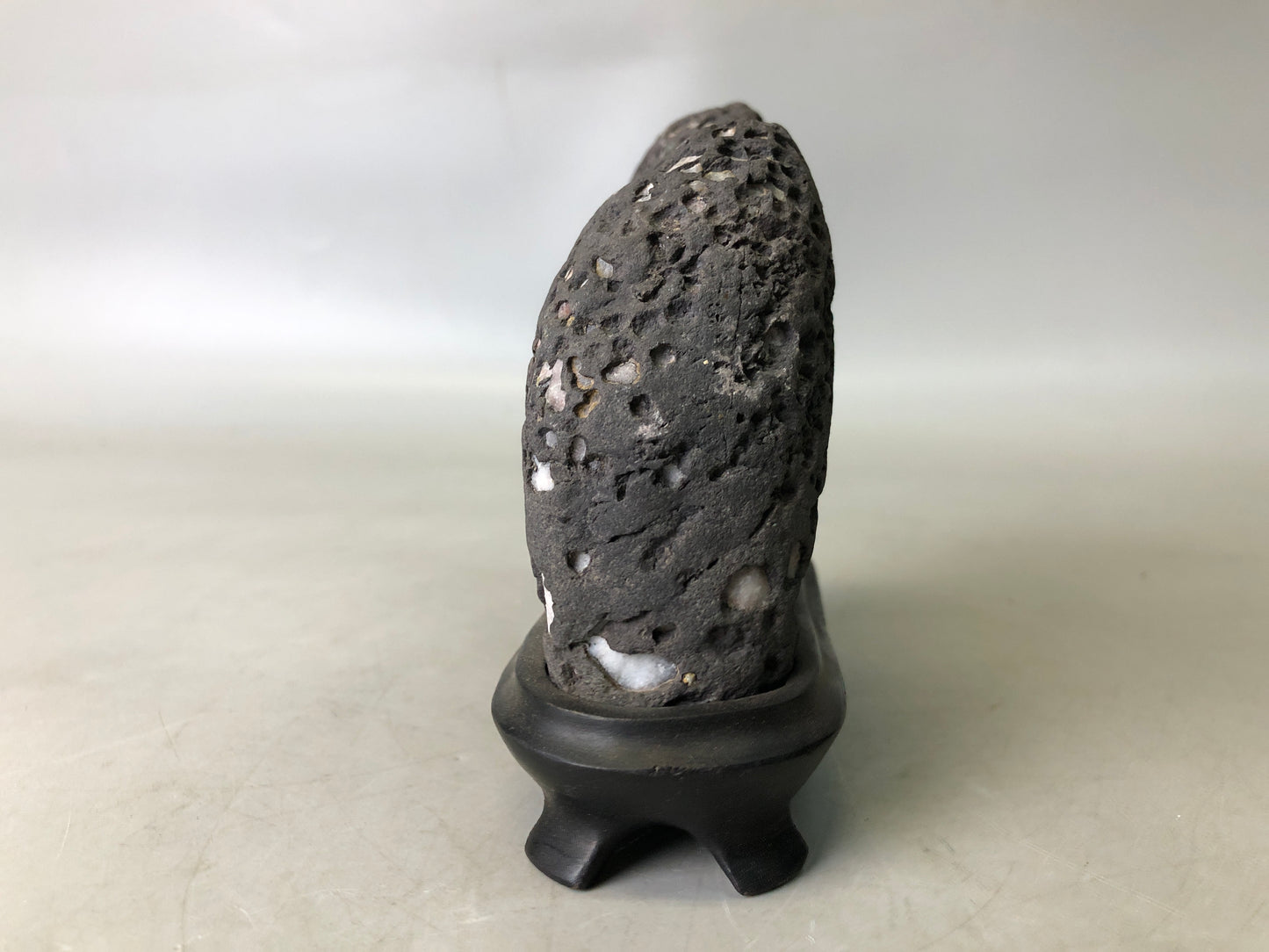 Y7921 OKIMONO Suiseki natural viewing stone stand black Japan antique interior