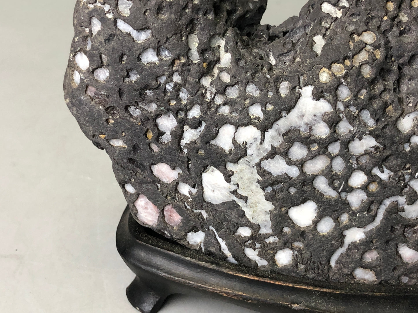 Y7921 OKIMONO Suiseki natural viewing stone stand black Japan antique interior