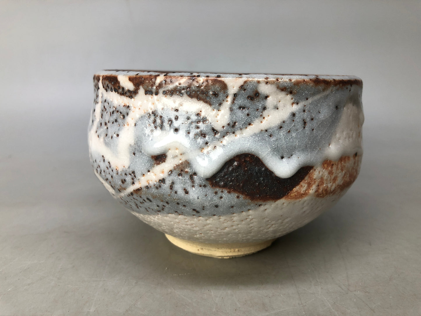 Y8010 CHAWAN Shino-ware bowl signed box Japan antique tea ceremony pottery cup