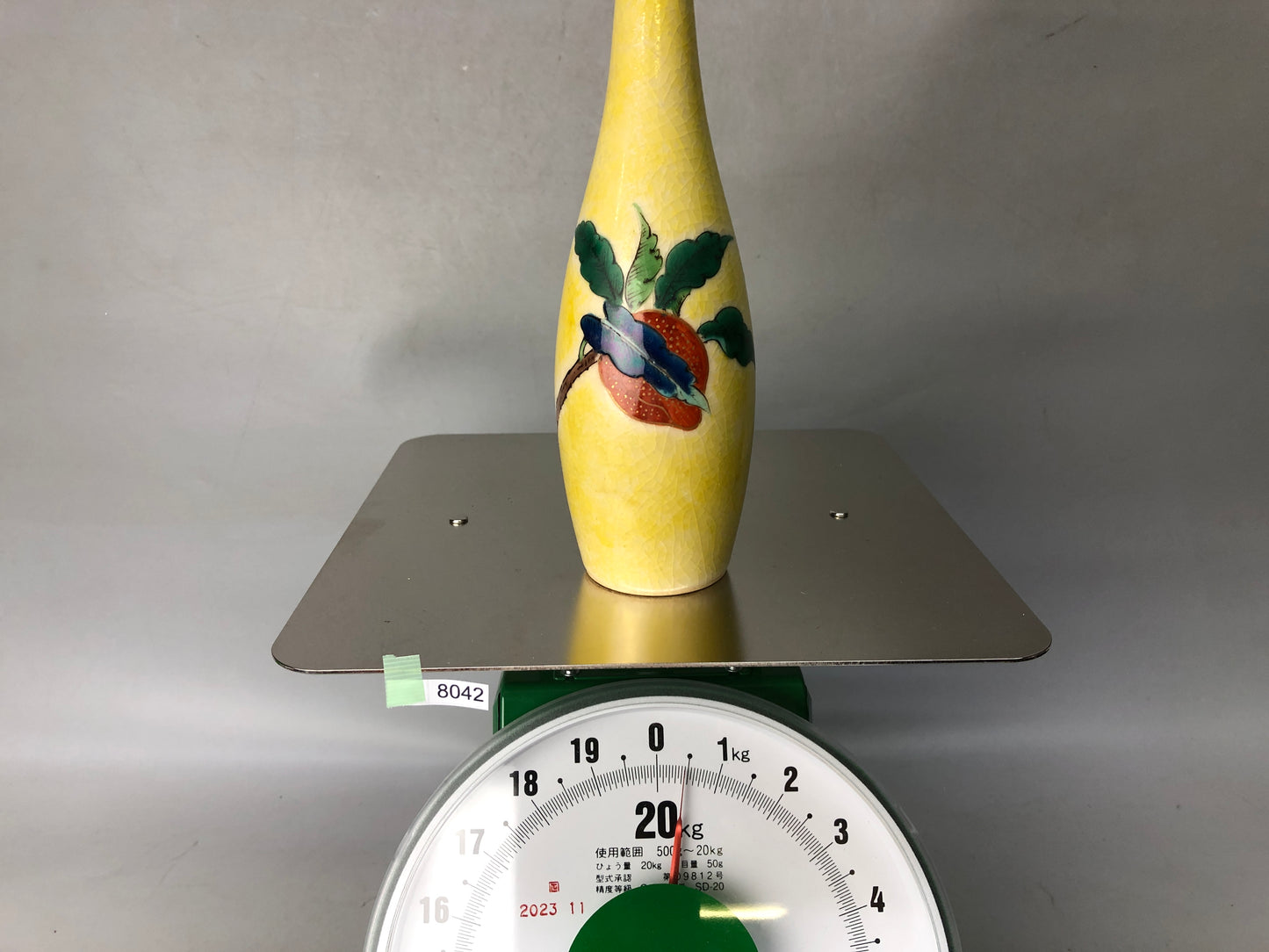 Y8042 FLOWER VASE Kutani-ware single bud signed Japan ikebana arrangement