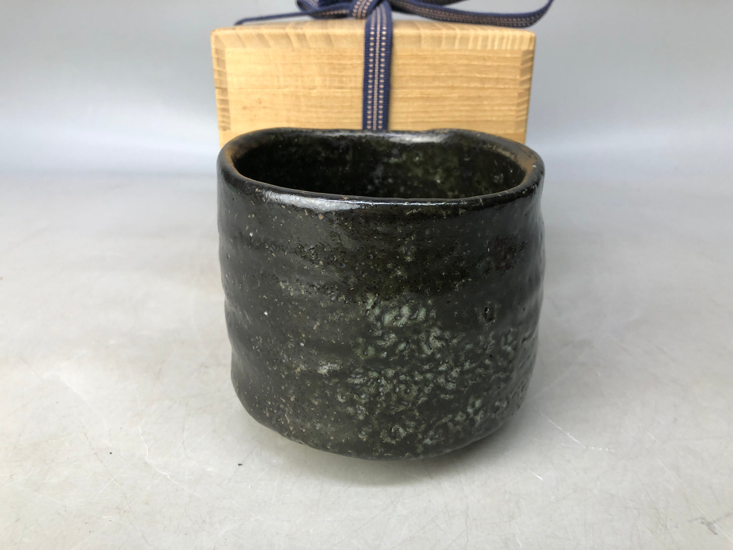 Y8200 CHAWAN Black Oribe tube bowl signed box Japan antique tea ceremony pottery