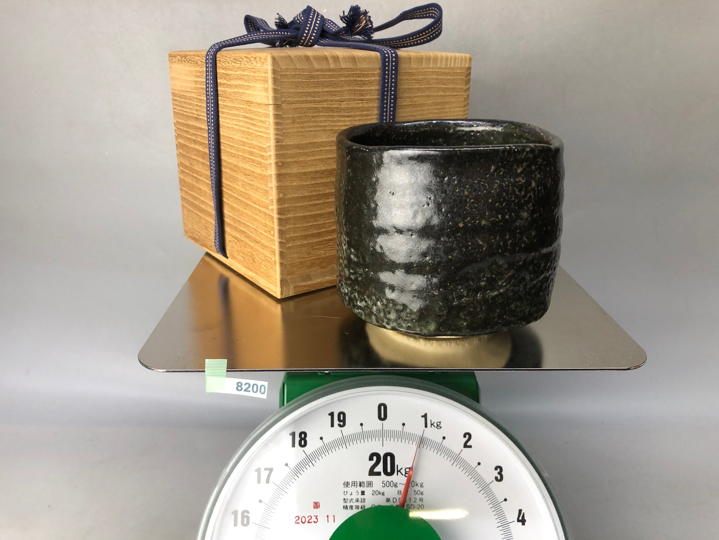 Y8200 CHAWAN Black Oribe tube bowl signed box Japan antique tea ceremony pottery