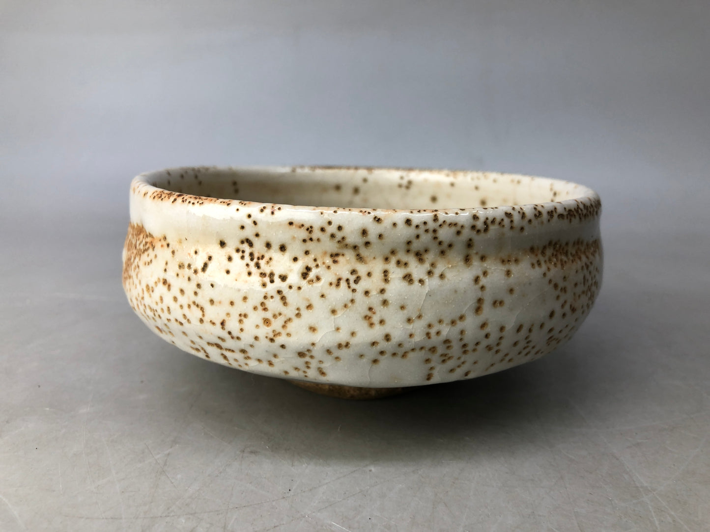 Y8250 CHAWAN Shino-ware flat bowl signed box Japan antique tea ceremony pottery