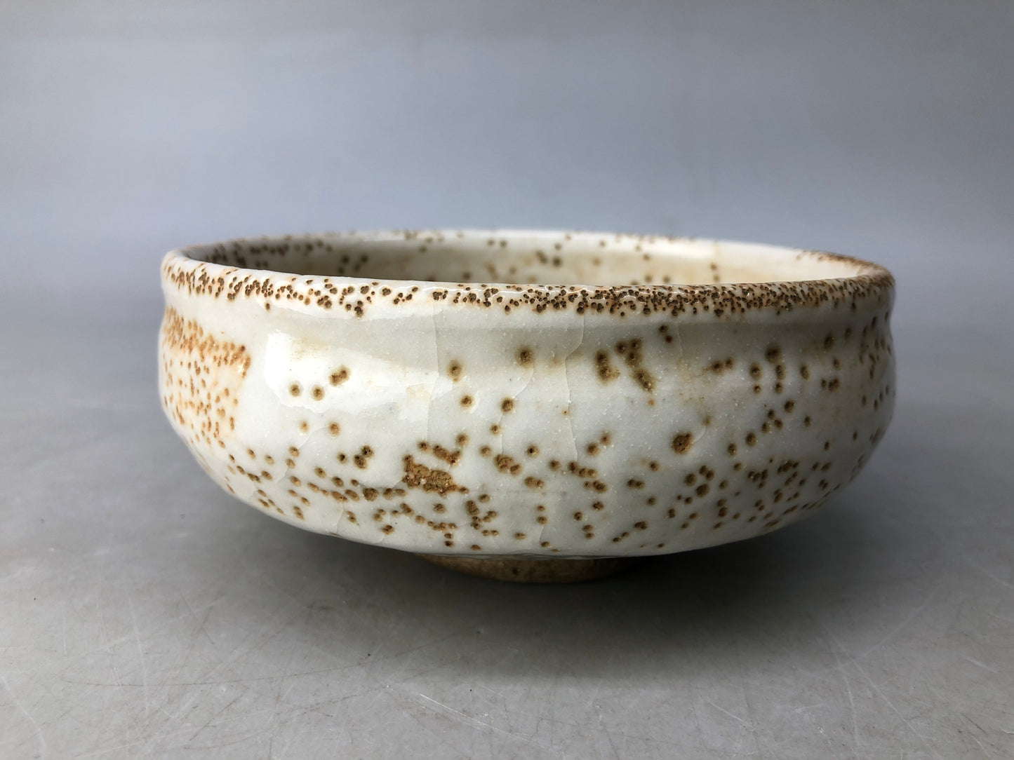 Y8250 CHAWAN Shino-ware flat bowl signed box Japan antique tea ceremony pottery