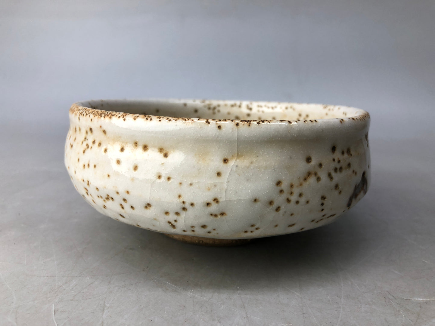 Y8250 CHAWAN Shino-ware flat bowl signed box Japan antique tea ceremony pottery