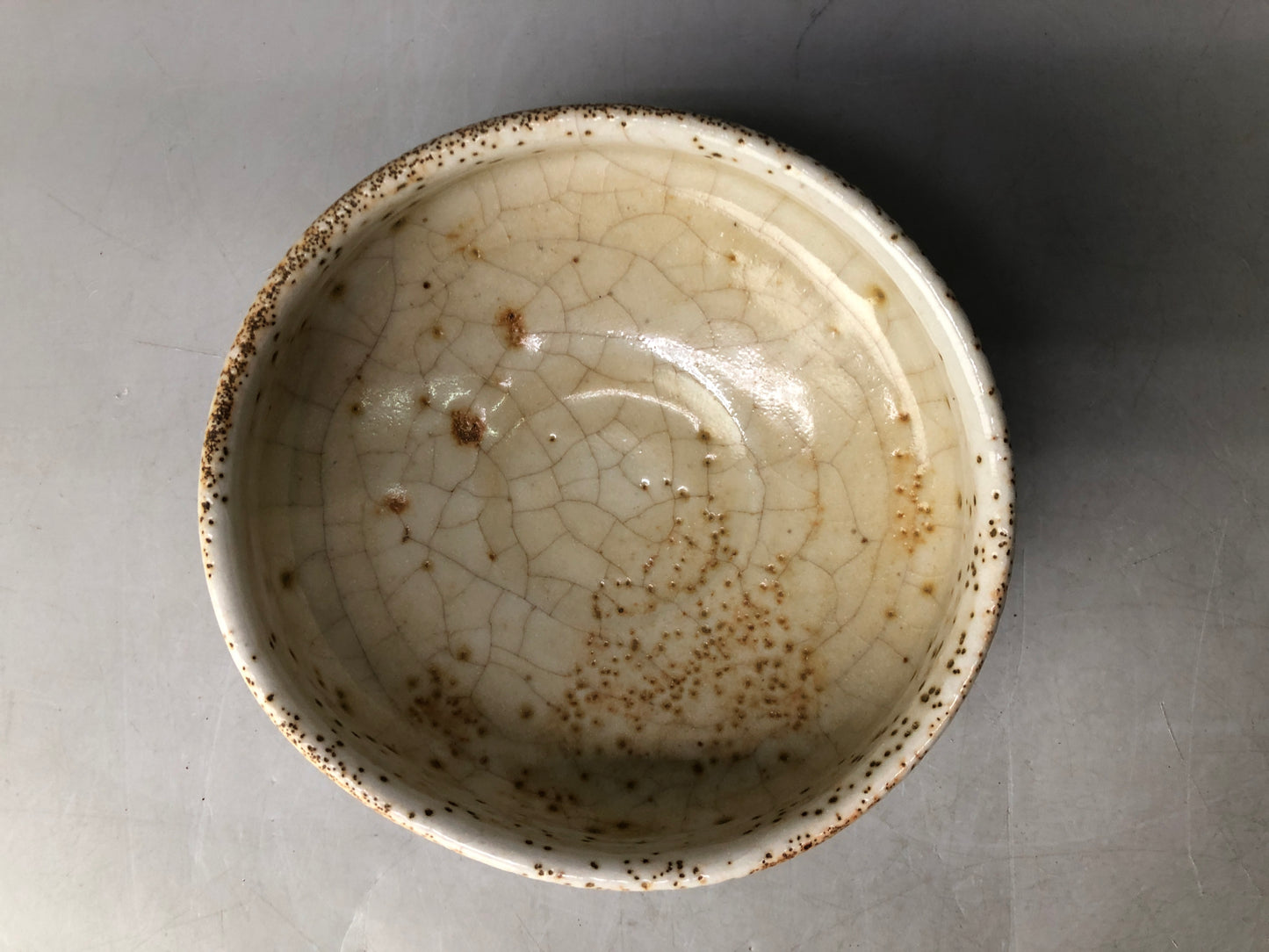 Y8250 CHAWAN Shino-ware flat bowl signed box Japan antique tea ceremony pottery