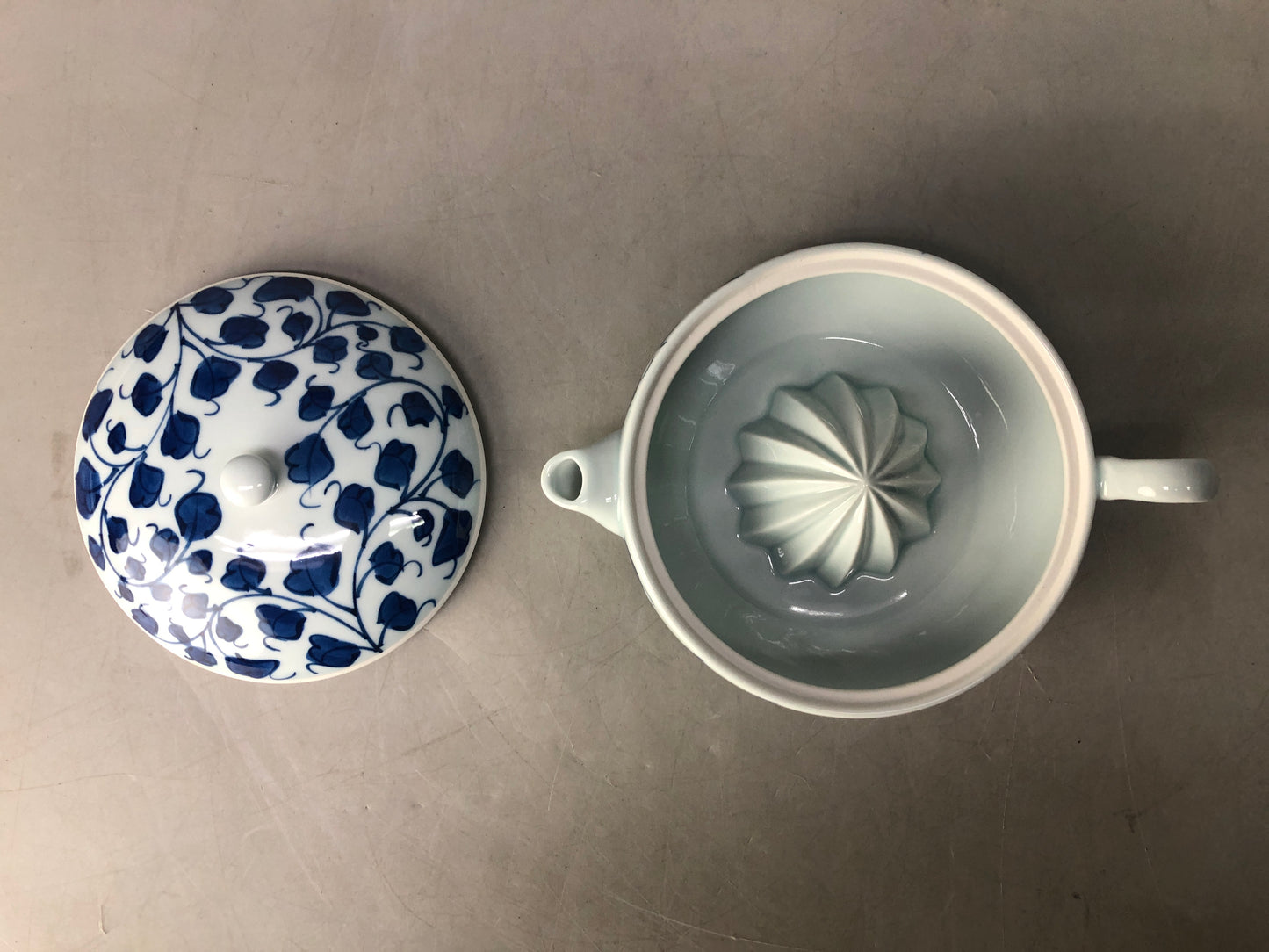 Y8424 JUICER Arita-ware lemon squeezer signed box Underglaze blue Japan antique
