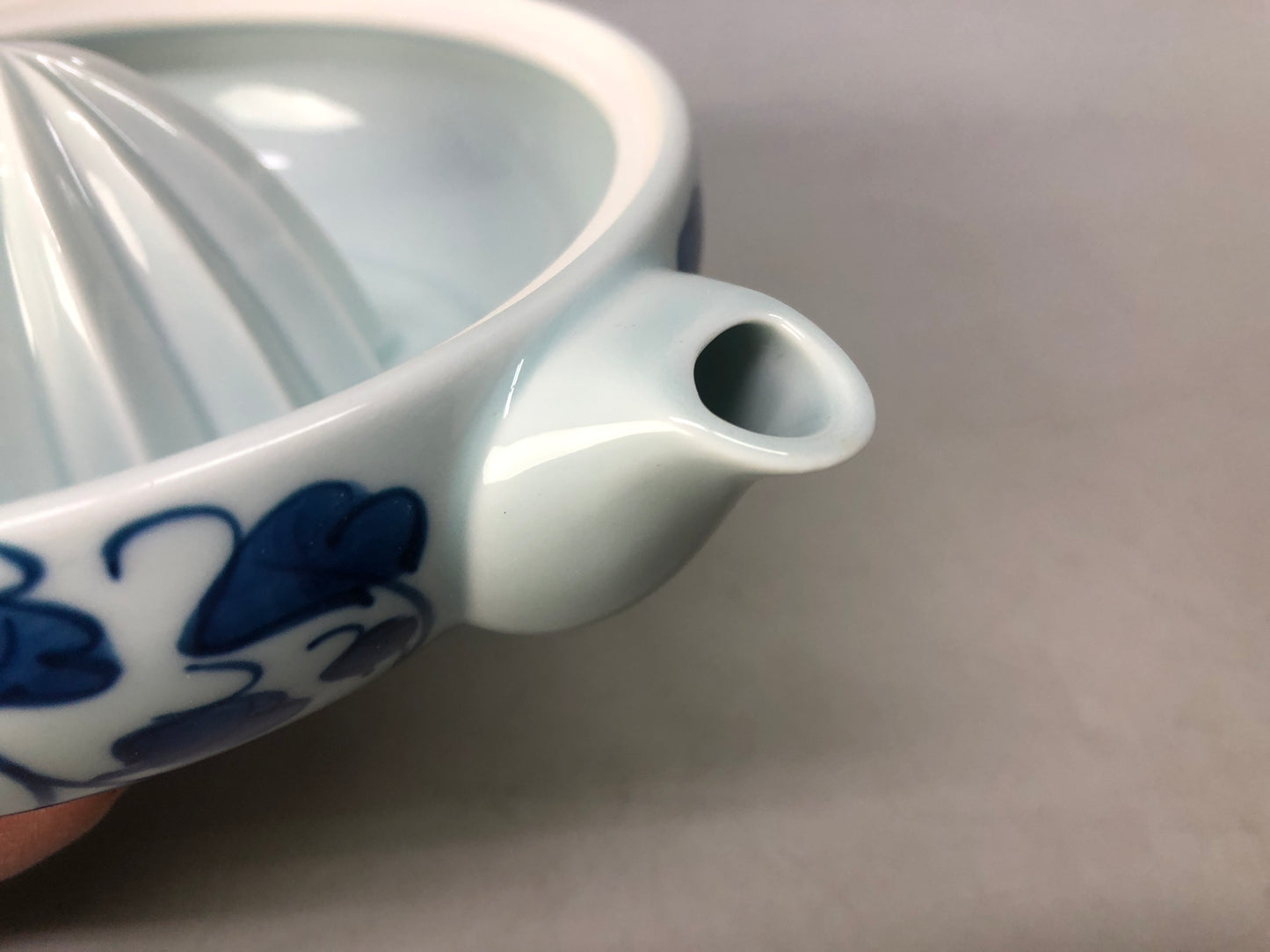 Y8424 JUICER Arita-ware lemon squeezer signed box Underglaze blue Japan antique
