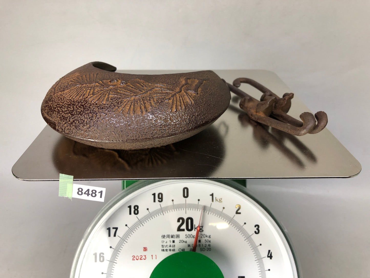 Y8481 FLOWER VASE Iron Crescent moon signed Japan ikebana floral arrangement