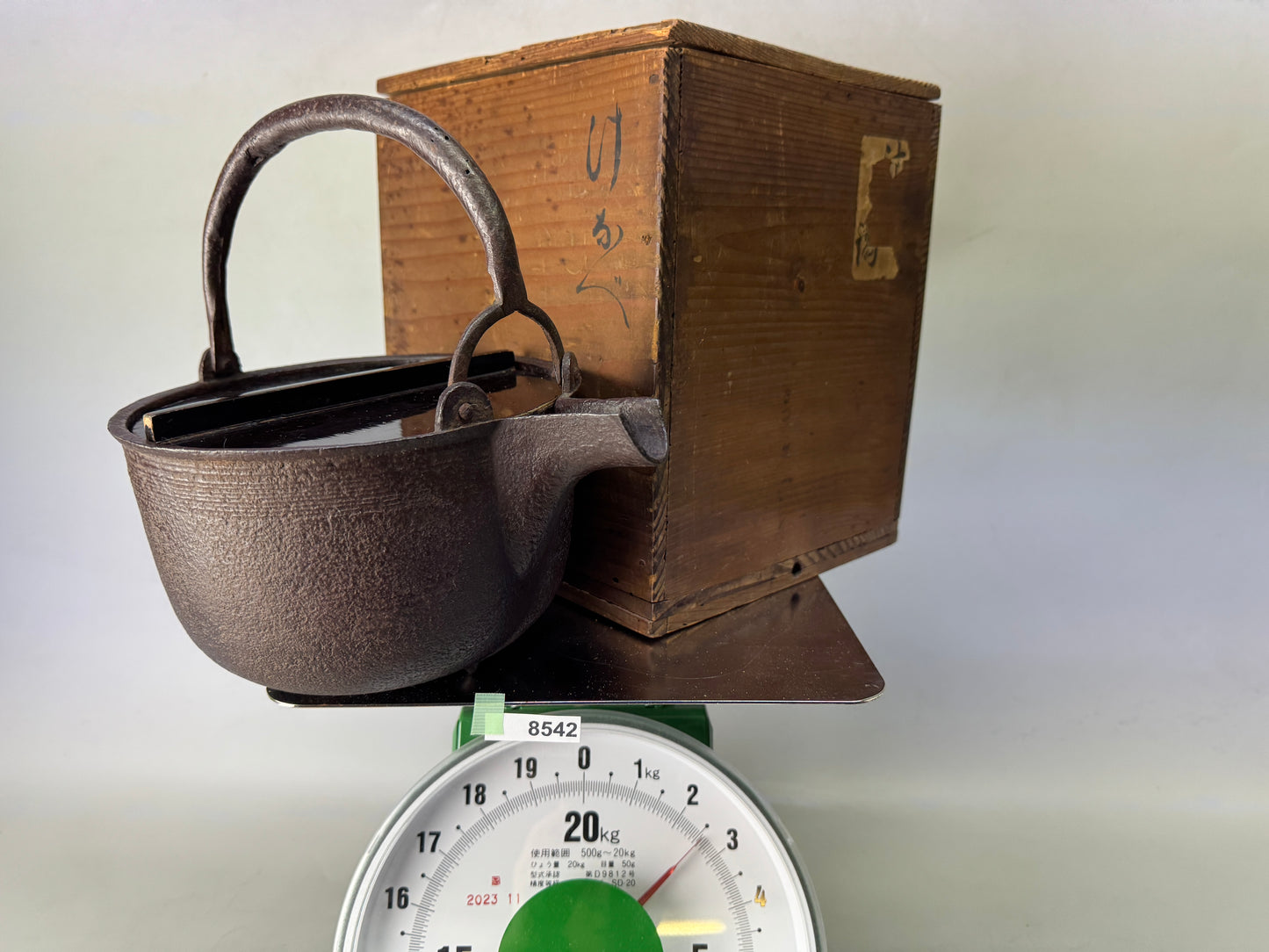 Y8542 CHOUSHI Iron kettle Sake pot signed box Japan antique tableware jar