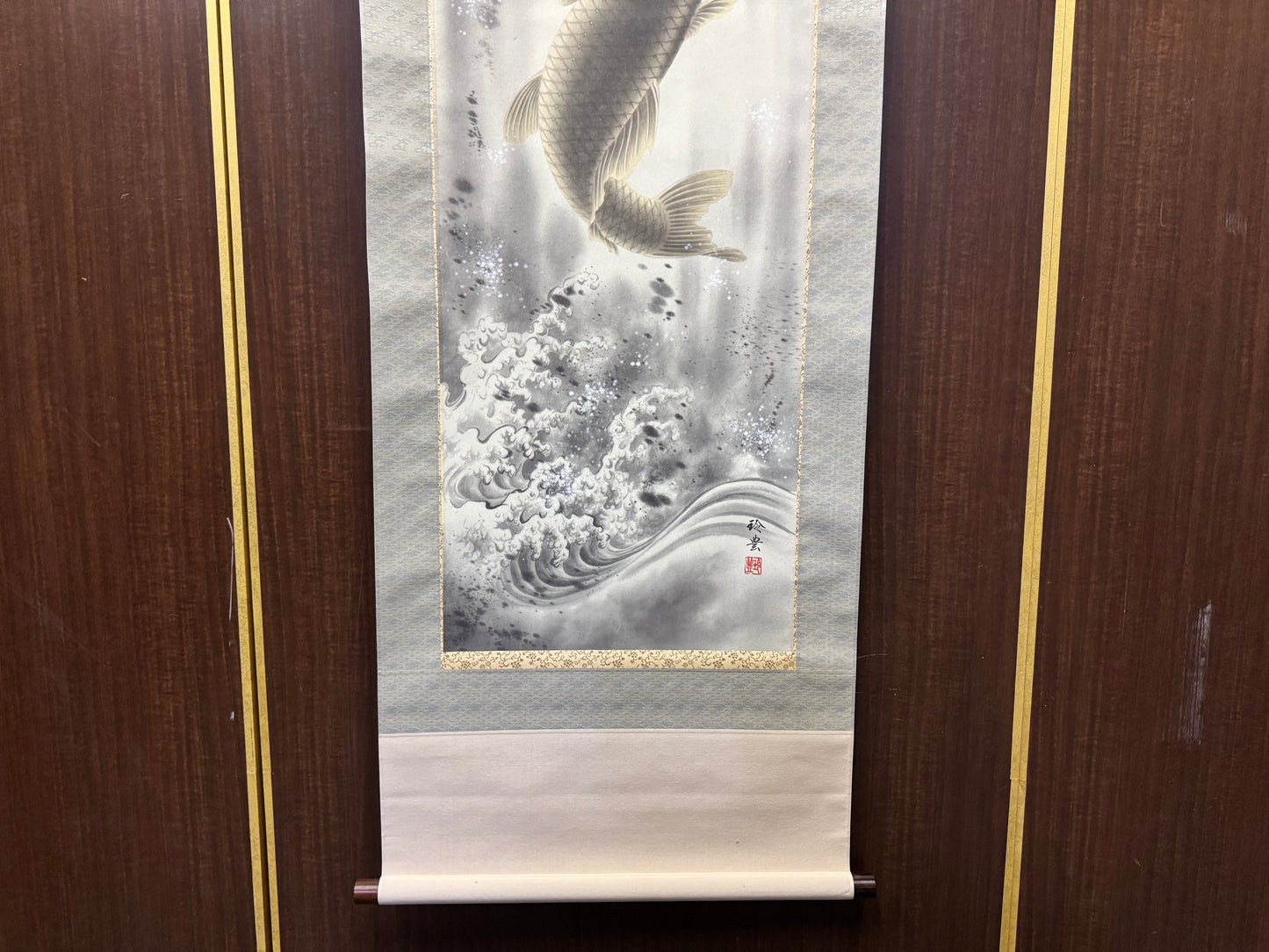 Y8562 KAKEJIKU Wave Koi fish signed box Japan antique hanging scroll interior