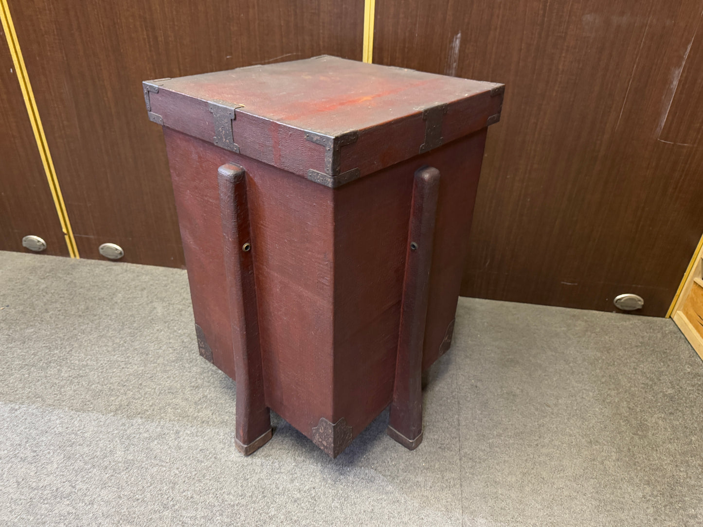 Y8579 BOX Samurai yoroi armor chest container legs Japan antique interior bushi