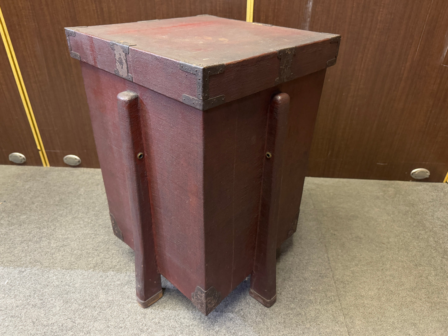 Y8579 BOX Samurai yoroi armor chest container legs Japan antique interior bushi