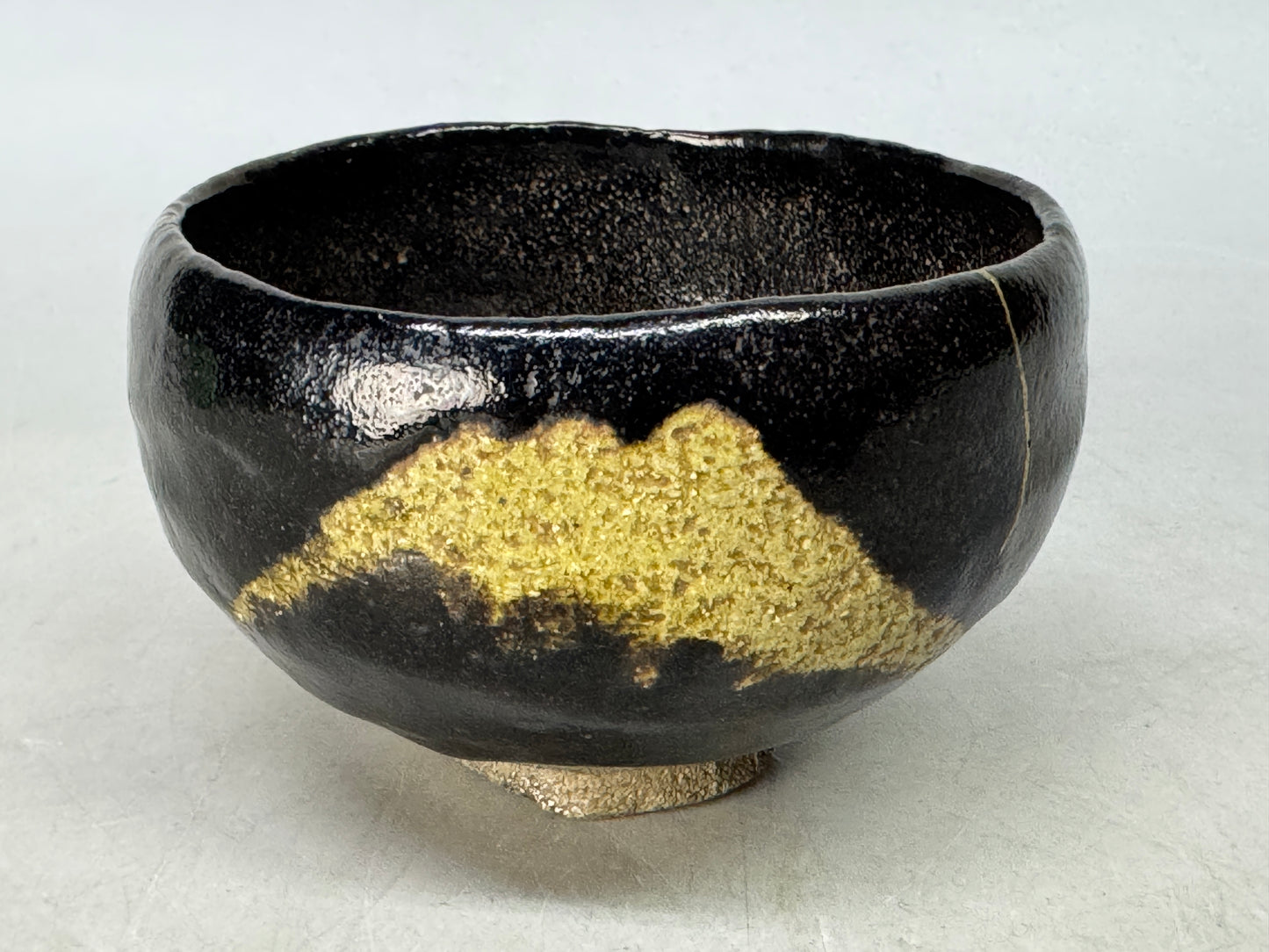 Y8622 CHAWAN Raku-ware black bowl Mt.Fuji signed Japan antique tea ceremony cup