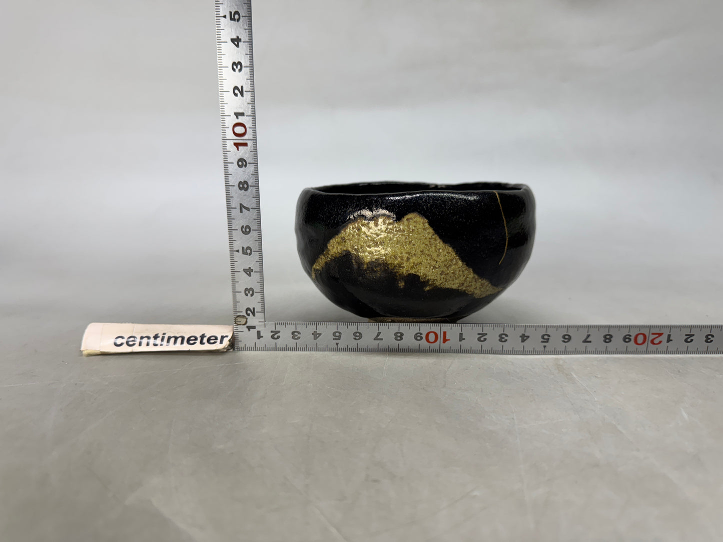 Y8622 CHAWAN Raku-ware black bowl Mt.Fuji signed Japan antique tea ceremony cup