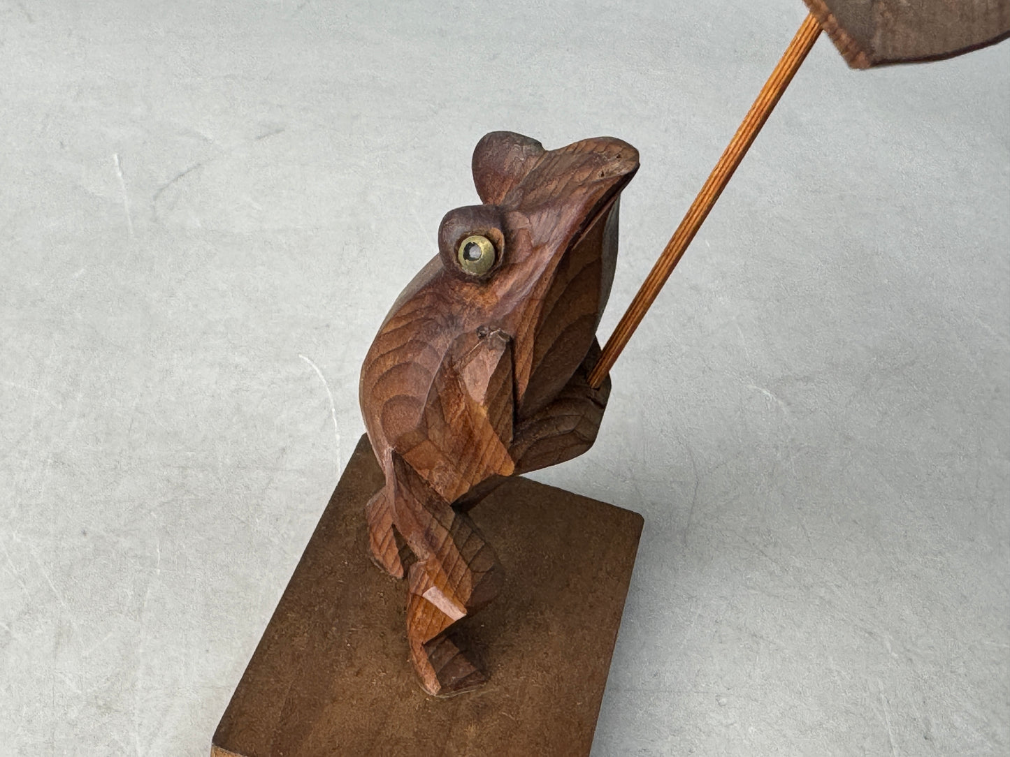 Y8650 OKIMONO wood carving Frog Umbrella figurine small Japan antique interior