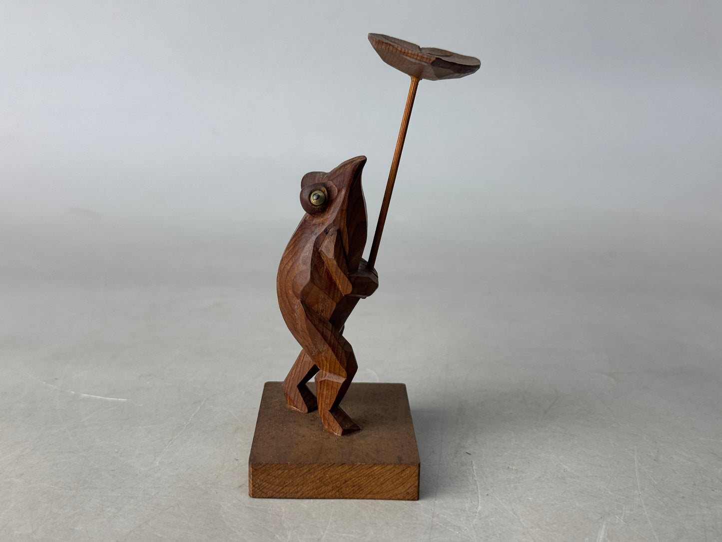 Y8650 OKIMONO wood carving Frog Umbrella figurine small Japan antique interior