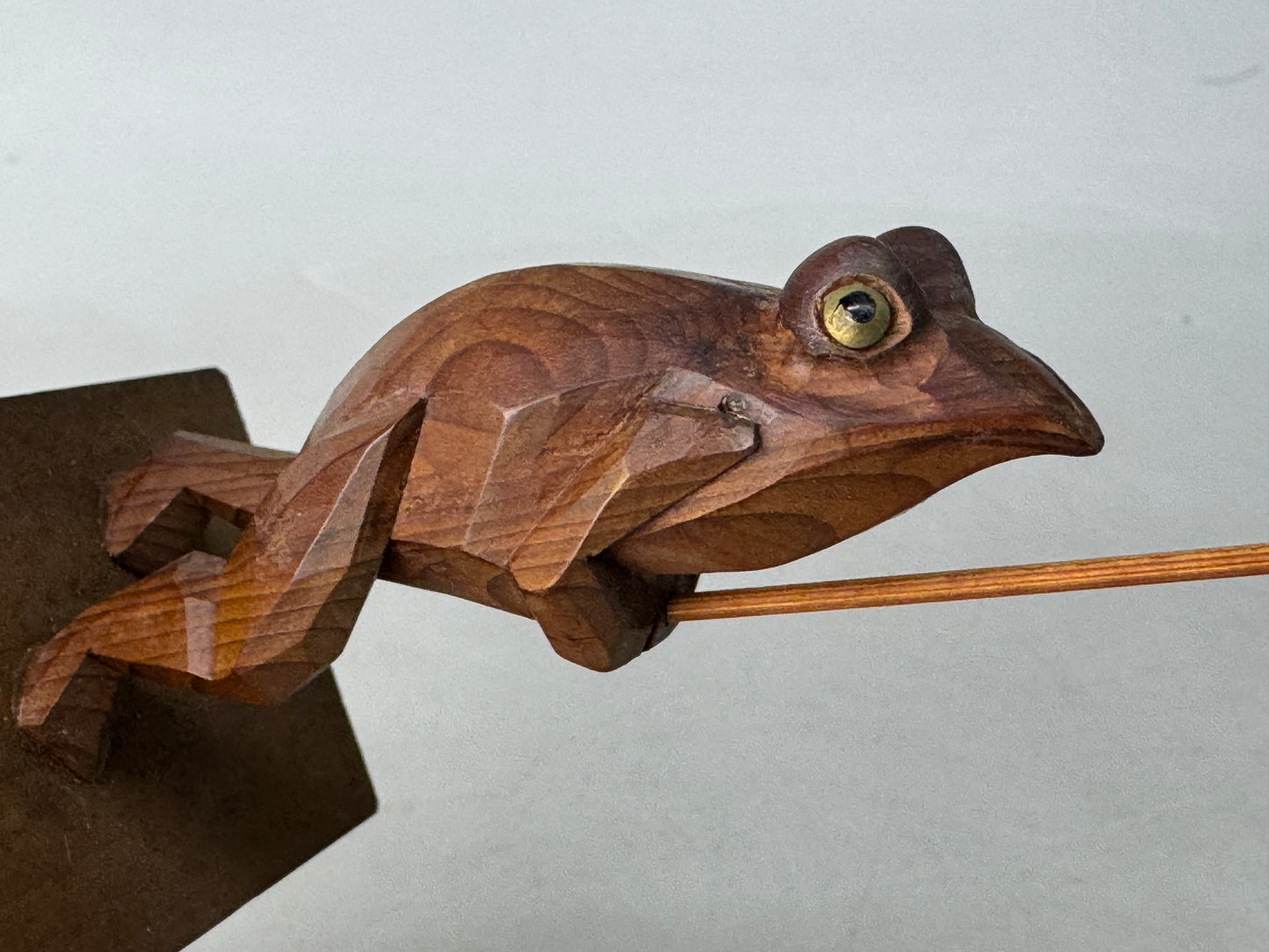 Y8650 OKIMONO wood carving Frog Umbrella figurine small Japan antique interior