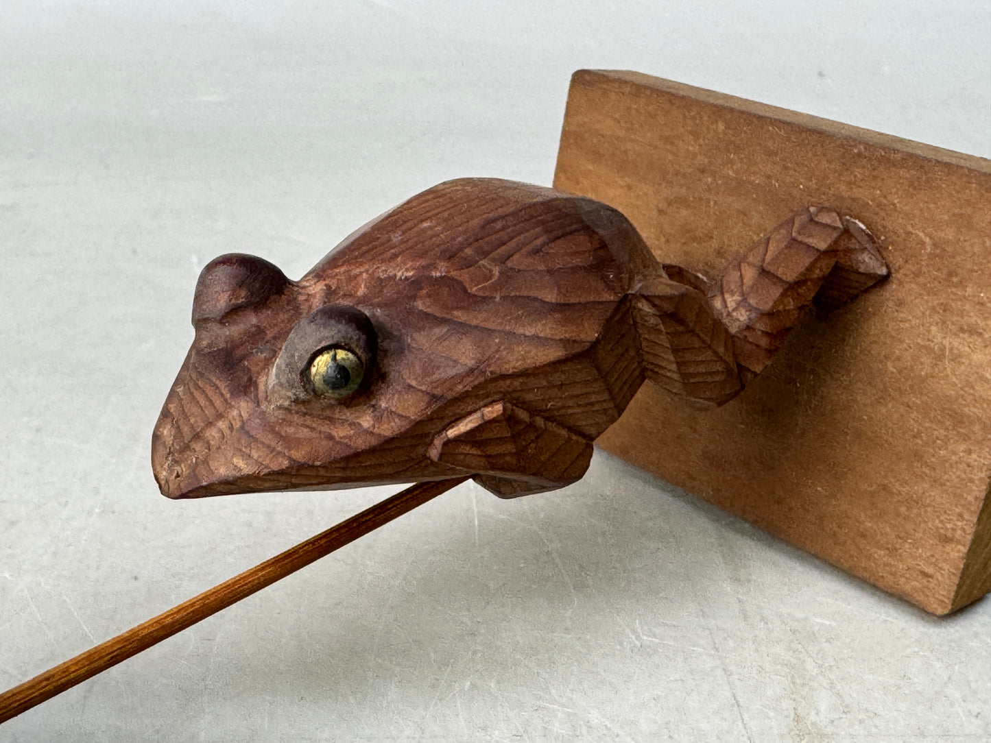 Y8650 OKIMONO wood carving Frog Umbrella figurine small Japan antique interior
