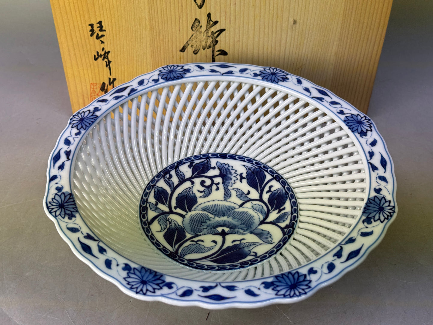 Y8674 CHAWAN Arita-ware confectionery bowl openwork signed box Japan antique