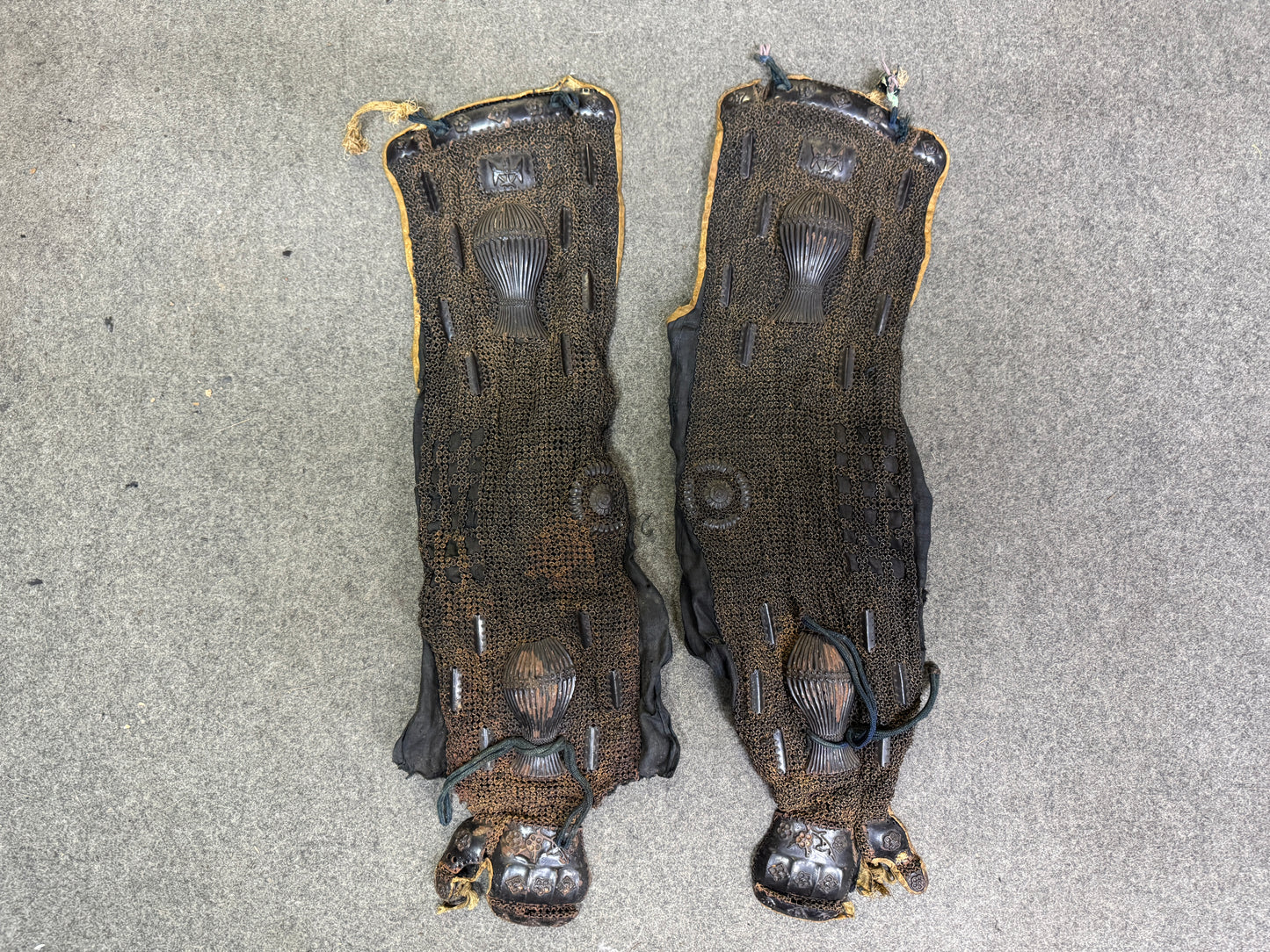 Y8704 YOROI Gauntlets Iron yoroi Edo period Japan antique armor samurai bushi