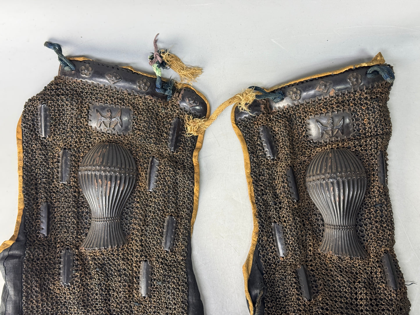 Y8704 YOROI Gauntlets Iron yoroi Edo period Japan antique armor samurai bushi
