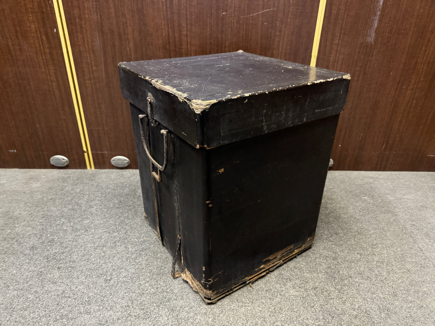 Y8709 BOX Black lacquer Armor chest samurai bushi Japan antique storage case