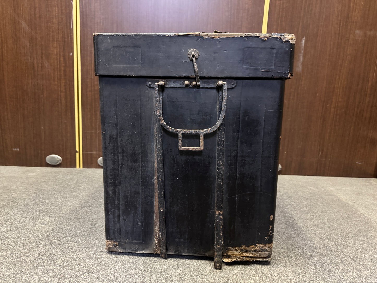 Y8709 BOX Black lacquer Armor chest samurai bushi Japan antique storage case
