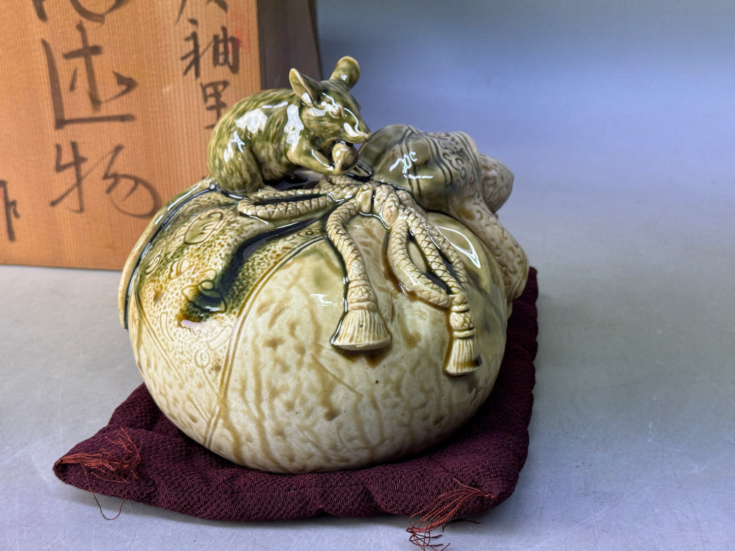 Y8759 OKIMONO Kiseto-ware Treasure bag Mouse figurine signed box Japan antique