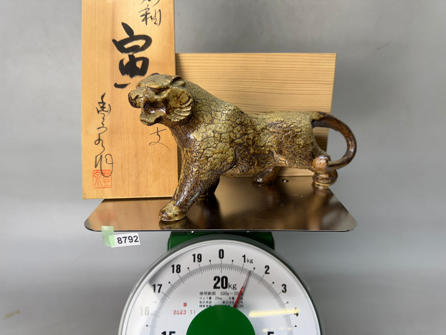 Y8792 OKIMONO Seto-ware Tiger figurine signed box Japan antique figure interior