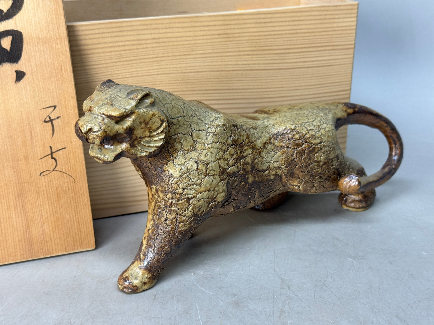 Y8792 OKIMONO Seto-ware Tiger figurine signed box Japan antique figure interior