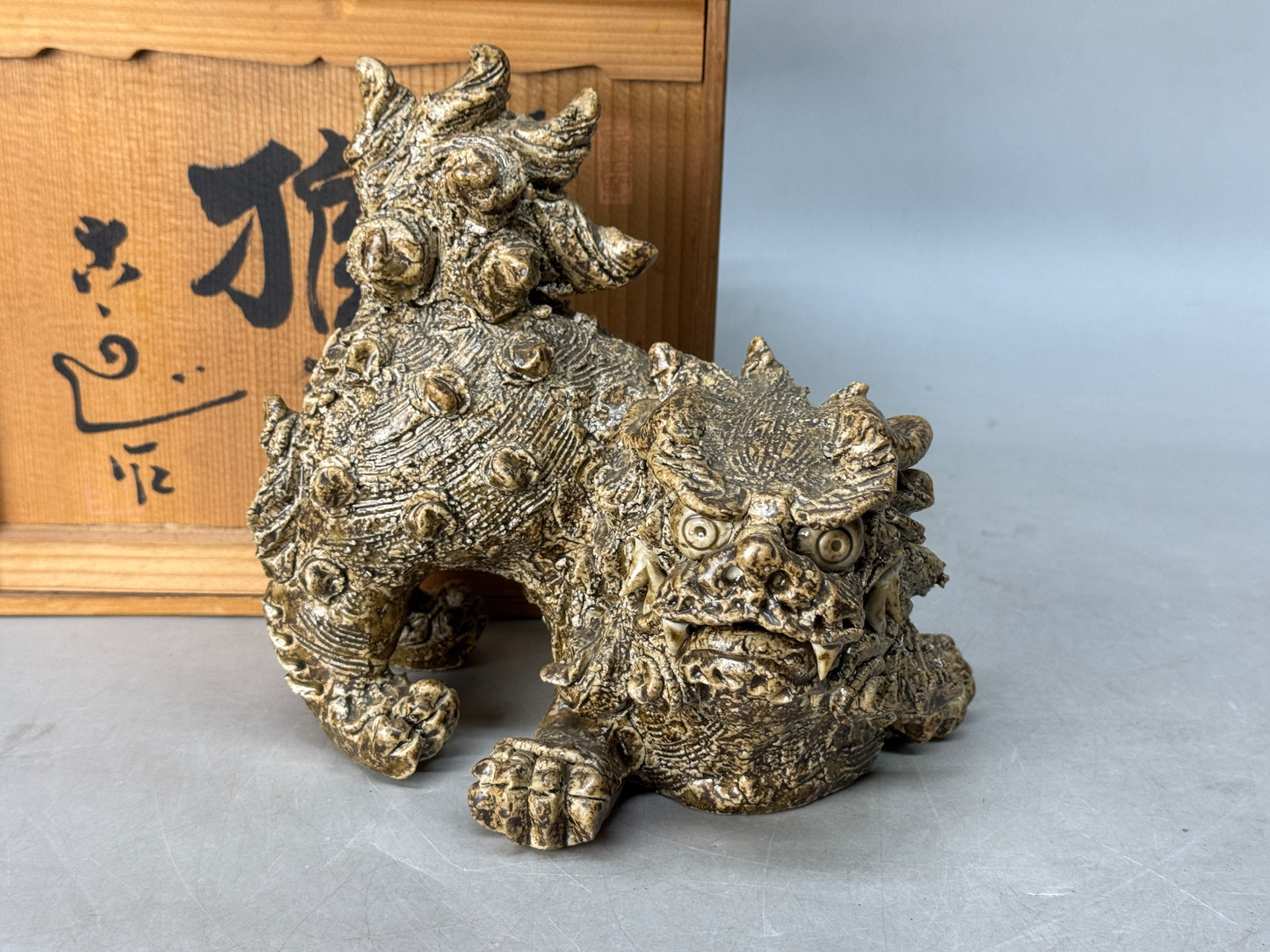 Y8794 OKIMONO Seto-ware Lion figurine signed box Japan antique figure interior