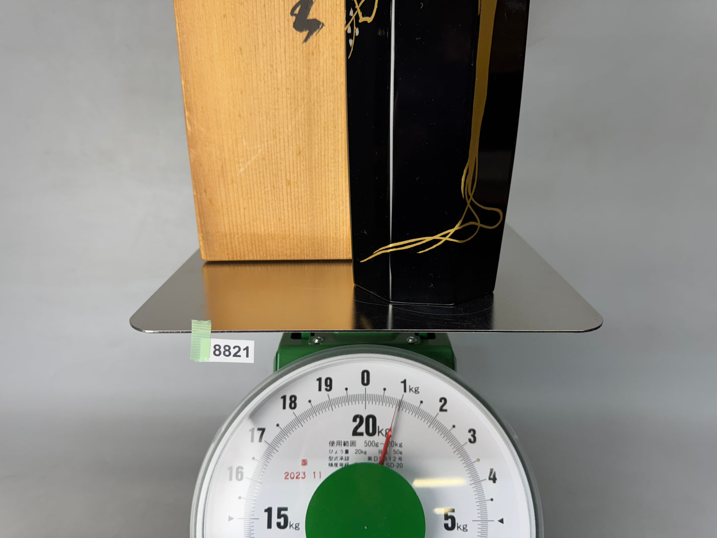 Y8821 FLOWER VASE Makie Chicken signed box Japan ikebana floral arrangement