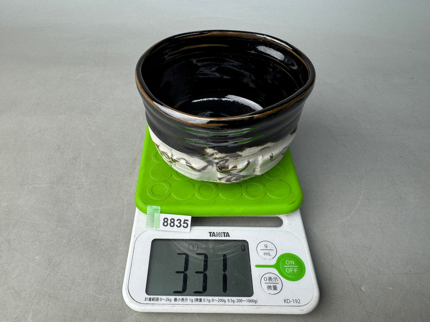 Y8835 CHAWAN Kuro Oribe bowl signed Japan antique tea ceremony teacup pottery