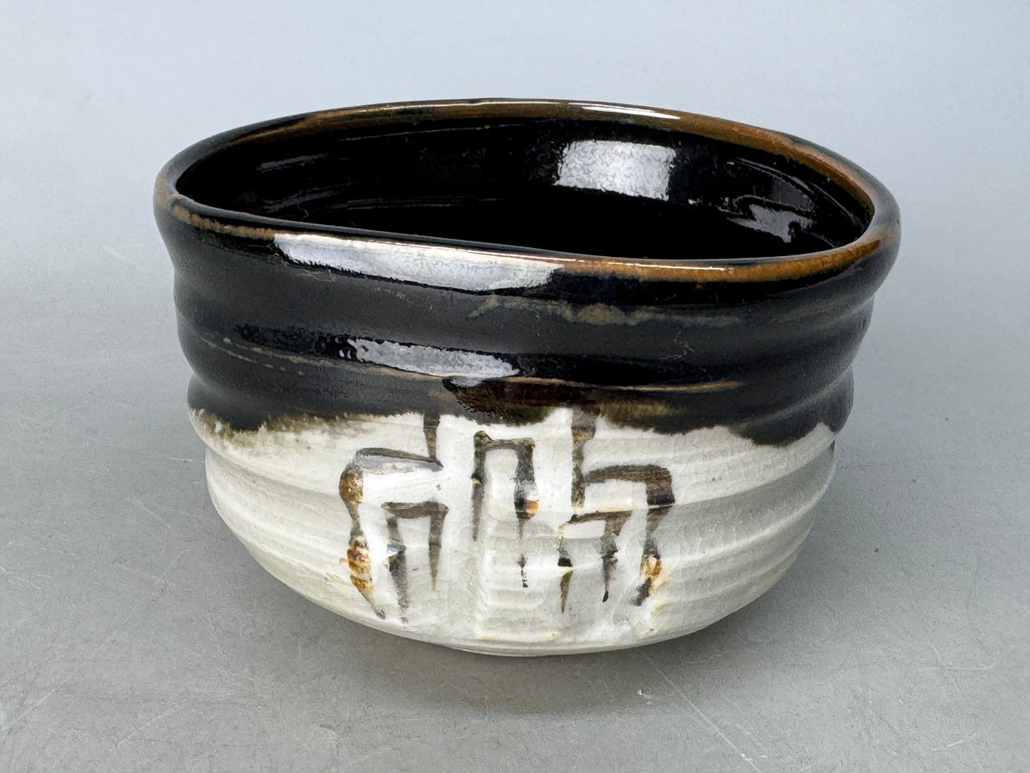 Y8835 CHAWAN Kuro Oribe bowl signed Japan antique tea ceremony teacup pottery