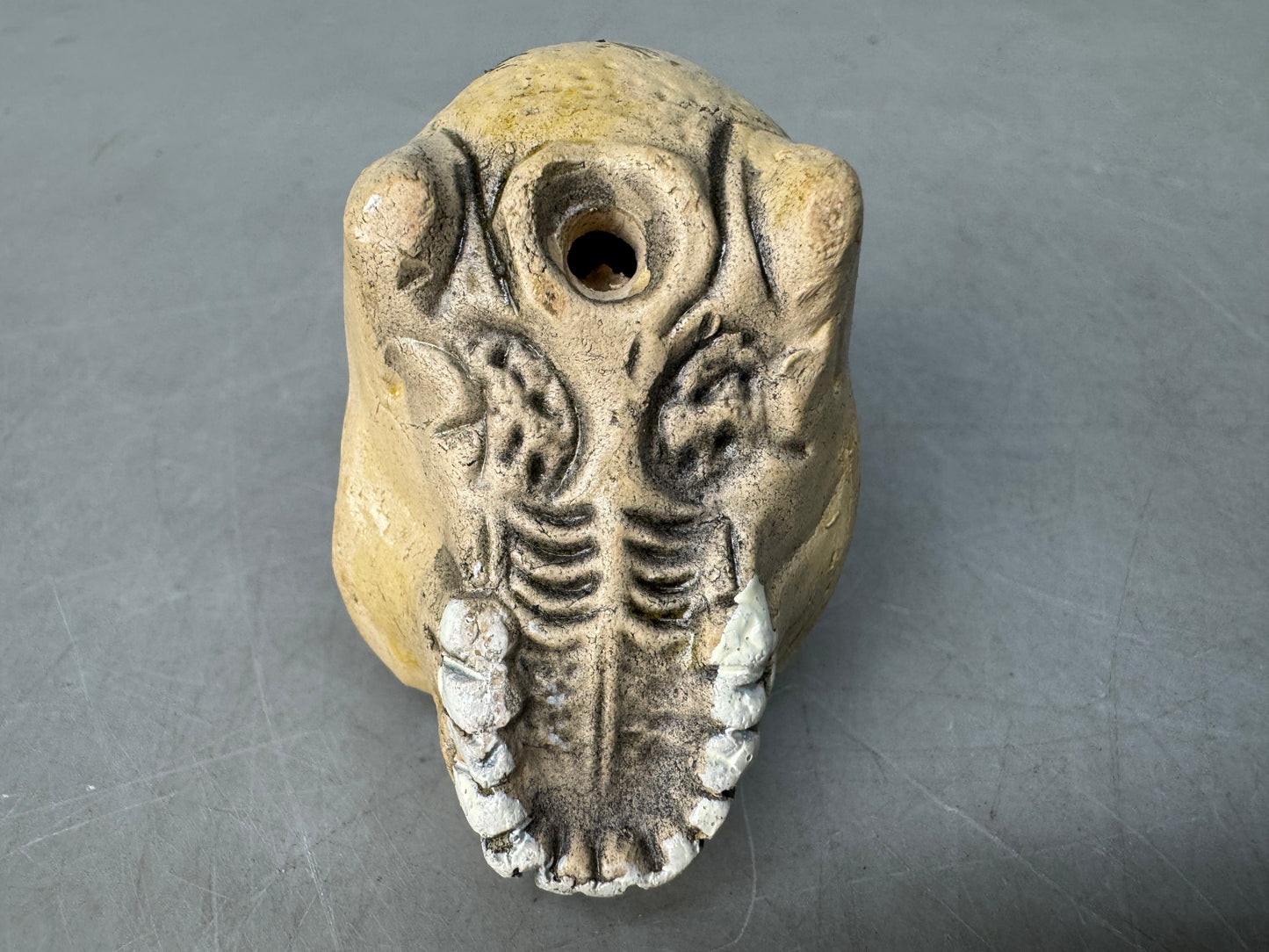 Y8857 OKIMONO Ceramic skeleton figurine small skull Japan antique interior