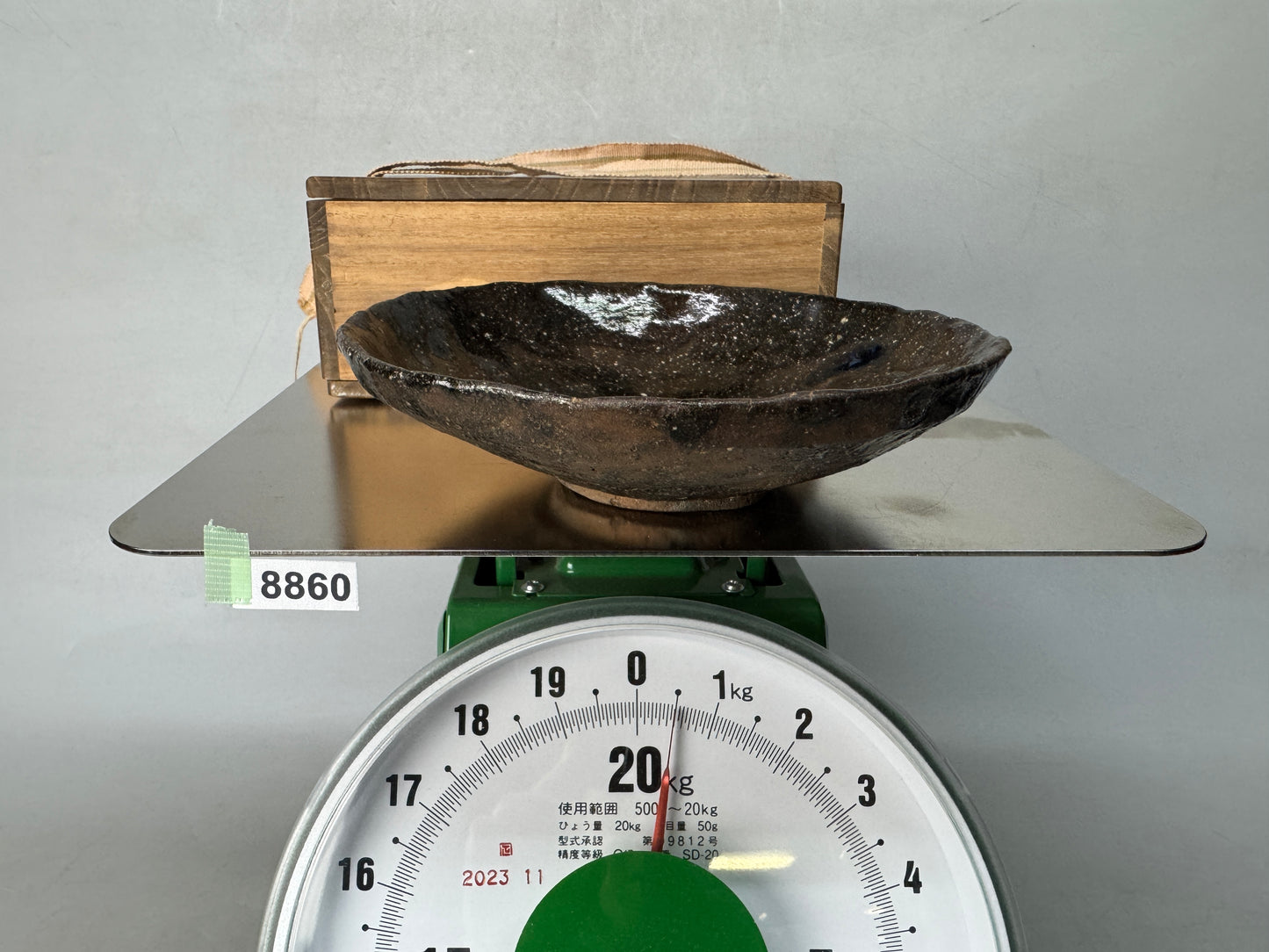 Y8860 CHAWAN Raku-ware black flat bowl signed box Japan antique tea ceremony cup