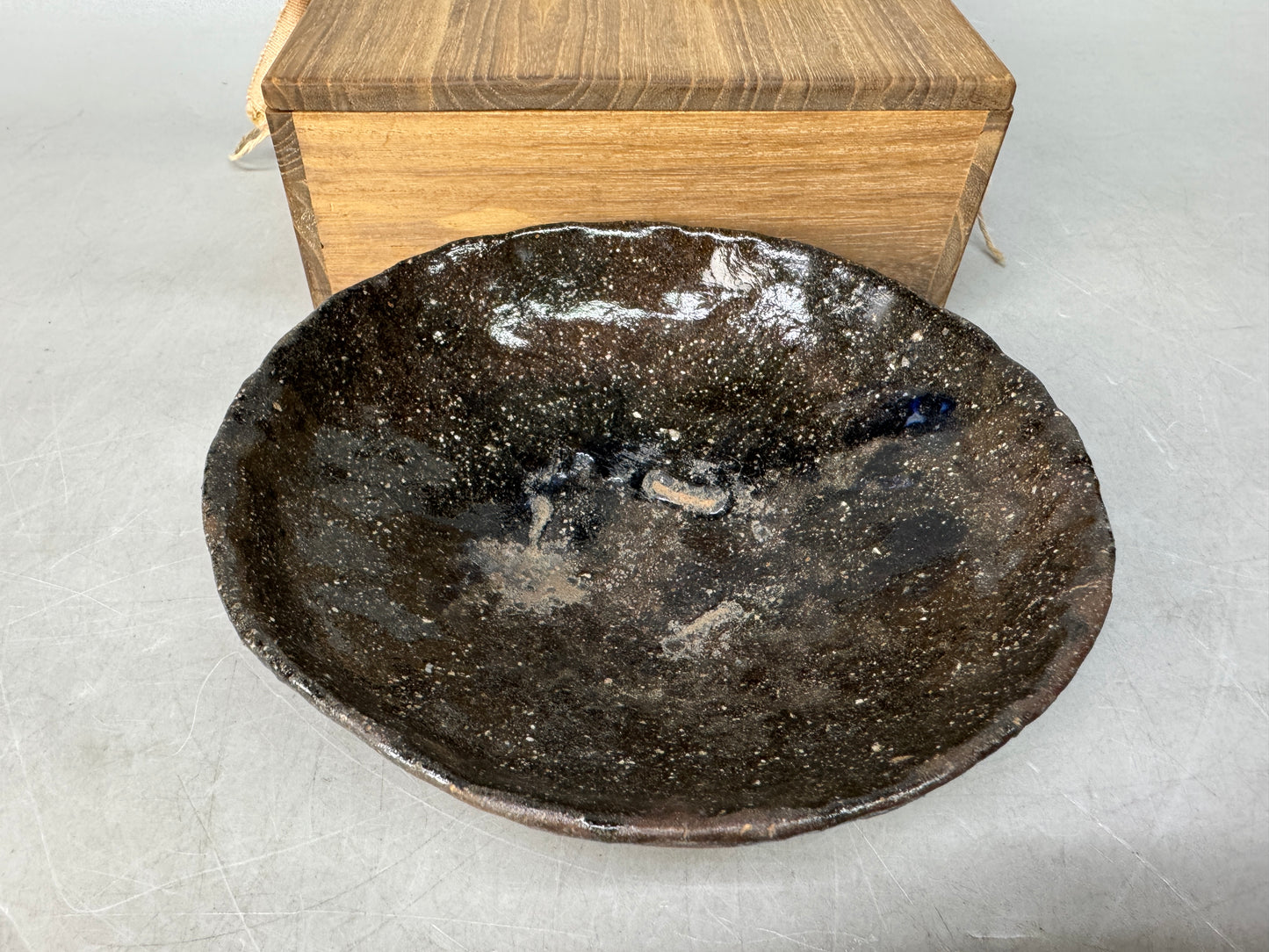 Y8860 CHAWAN Raku-ware black flat bowl signed box Japan antique tea ceremony cup
