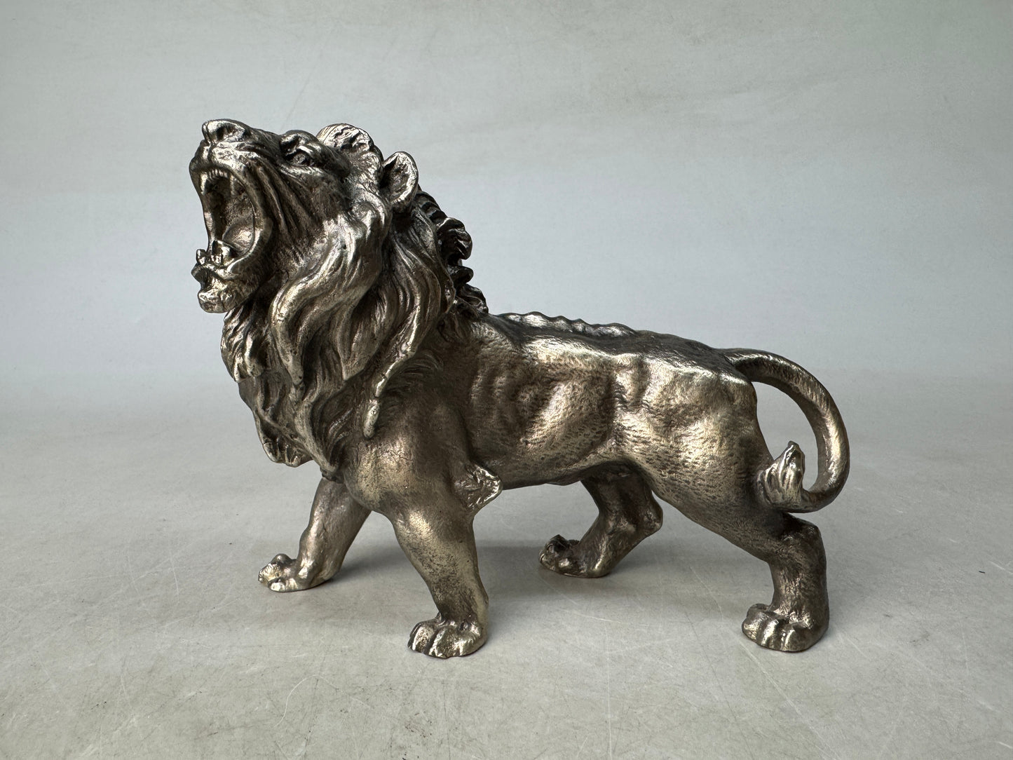 Y8874 OKIMONO metal Lion figurine signed box Japan antique interior figure