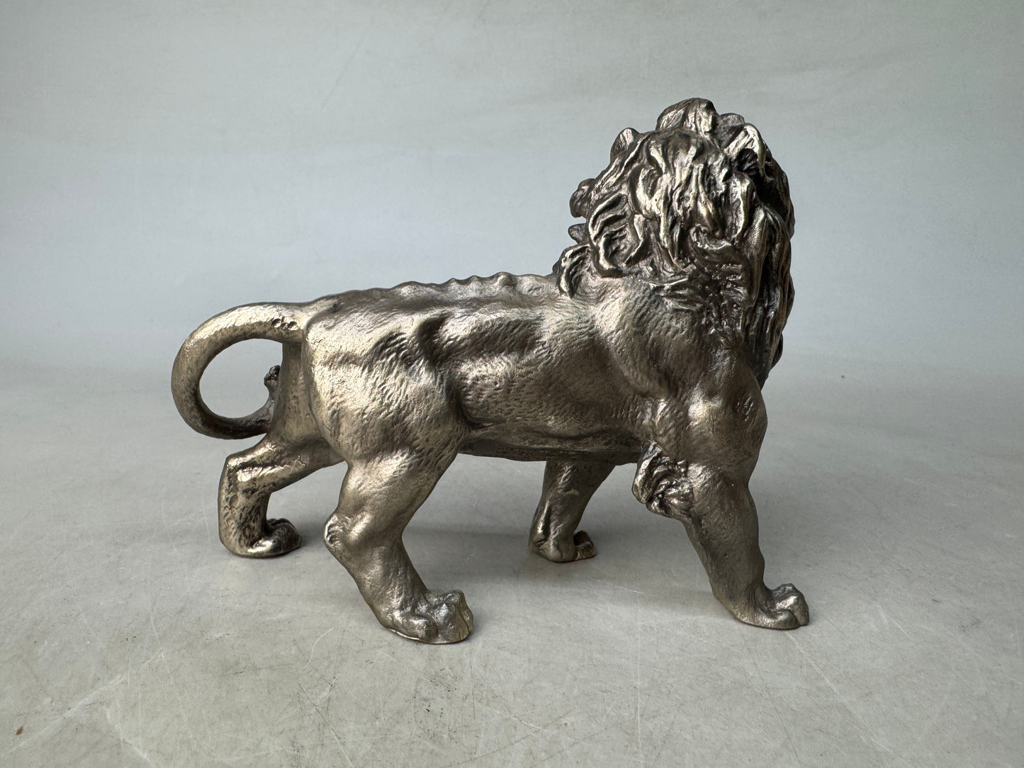 Y8874 OKIMONO metal Lion figurine signed box Japan antique interior figure