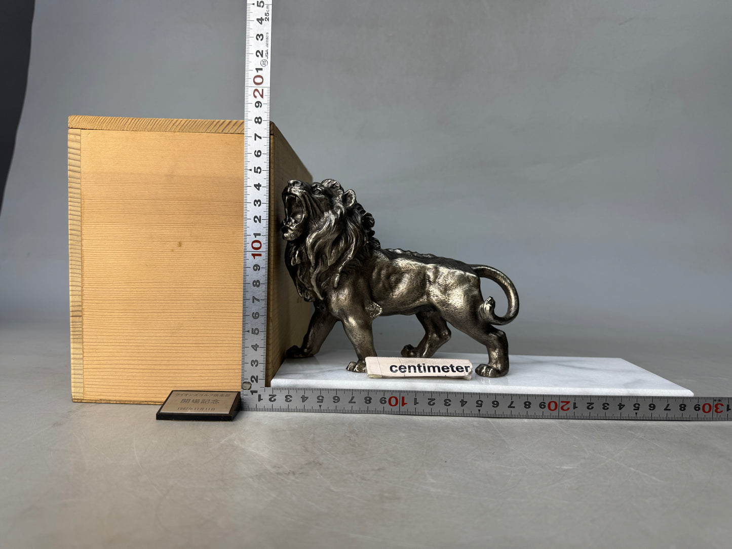 Y8874 OKIMONO metal Lion figurine signed box Japan antique interior figure