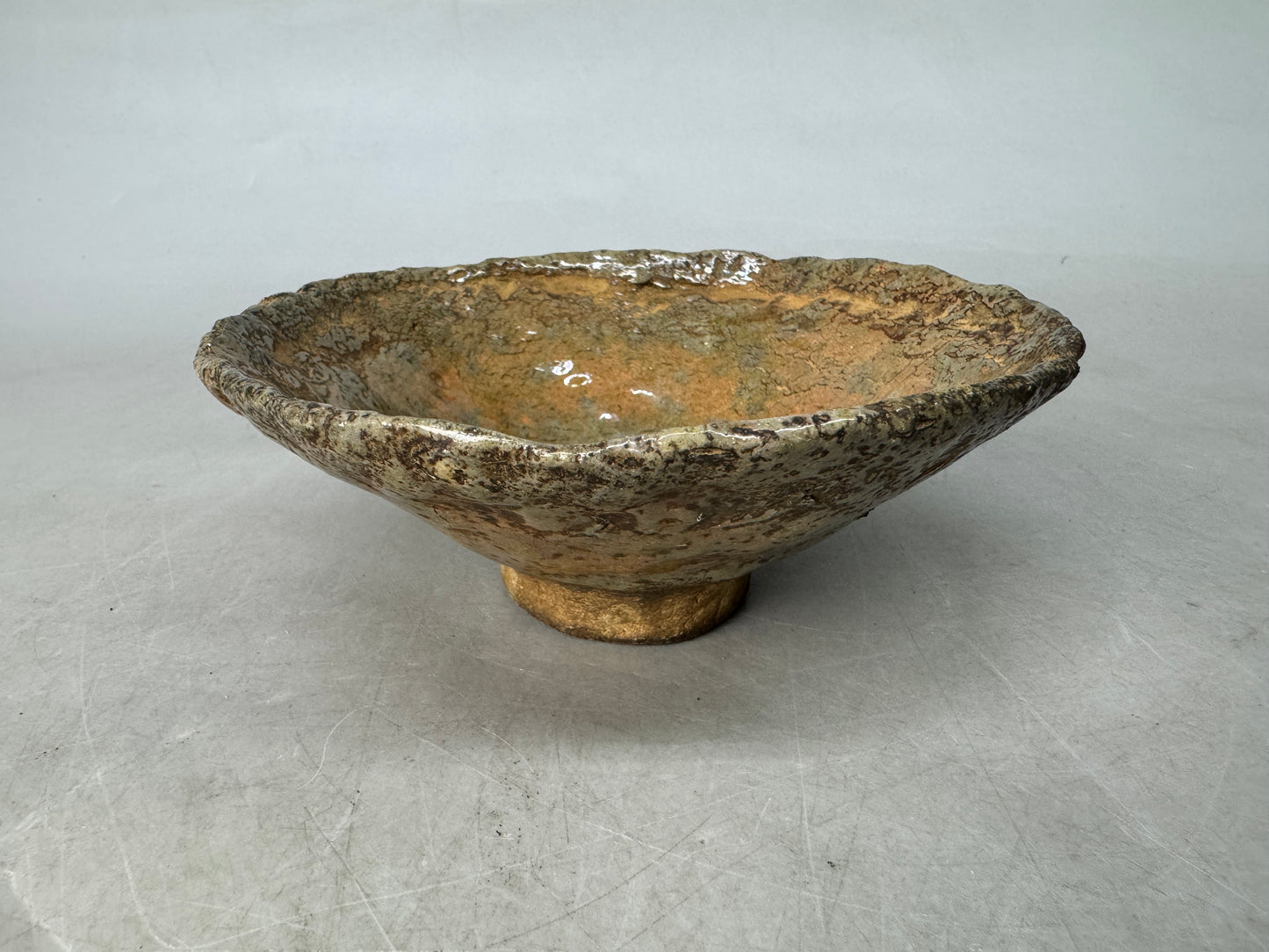 Y8890 CHAWAN Raku-ware red flat bowl signed Japan antique tea ceremony pottery