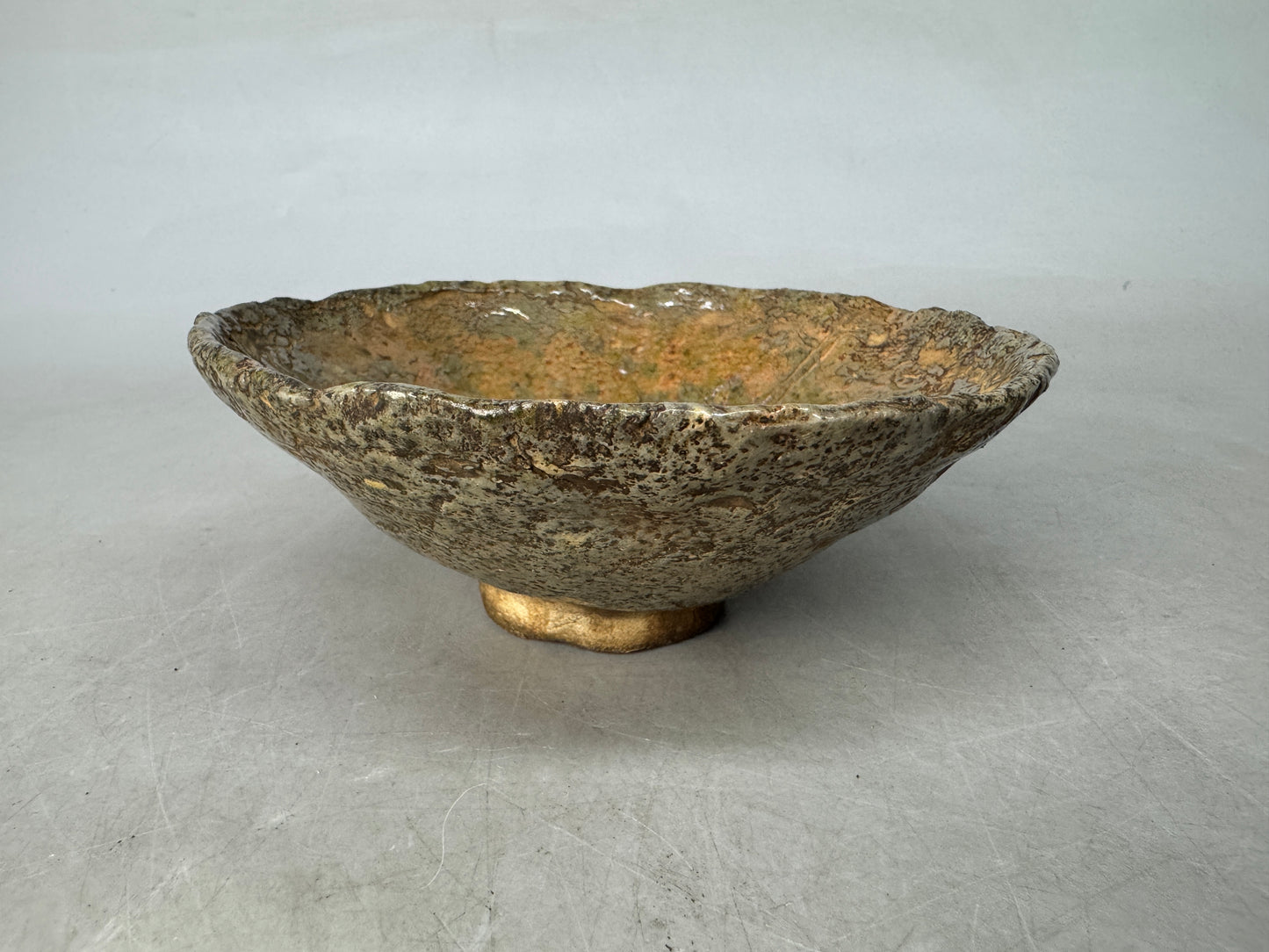 Y8890 CHAWAN Raku-ware red flat bowl signed Japan antique tea ceremony pottery