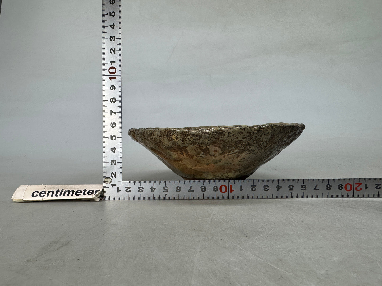 Y8890 CHAWAN Raku-ware red flat bowl signed Japan antique tea ceremony pottery