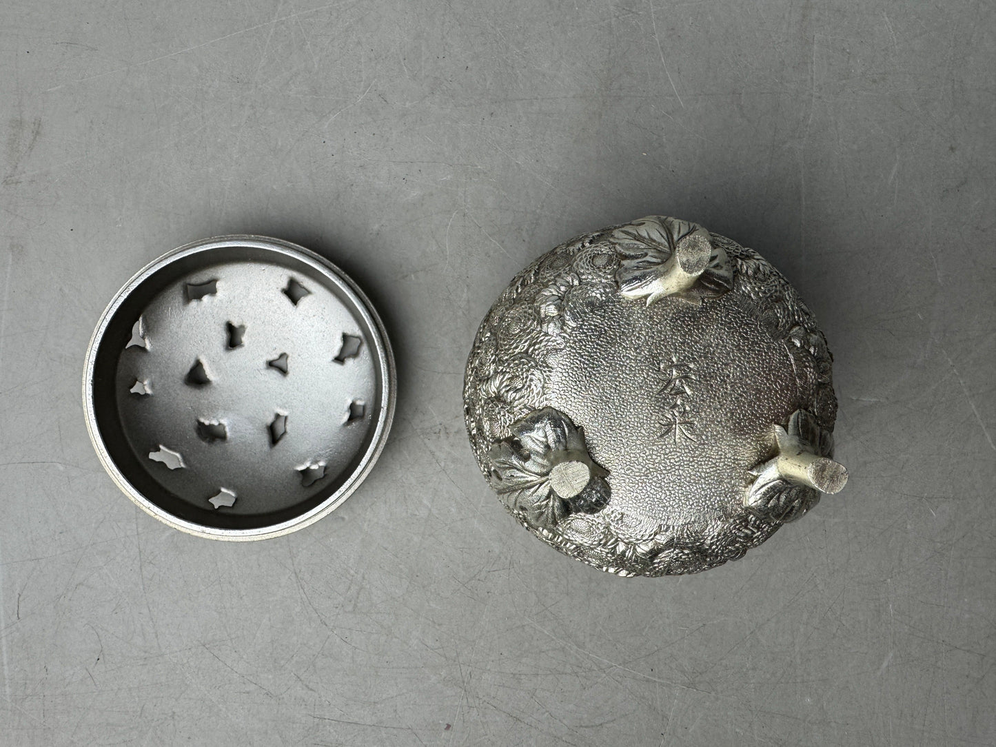 Y8906 KOURO metal signed box Japan antique fragrance incense burner aromatherapy
