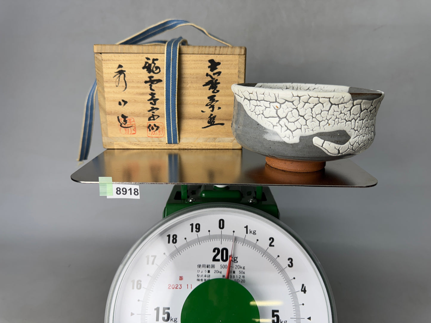 Y8918 CHAWAN Shino-ware bowl signed box Japan antique tea ceremony cup pottery