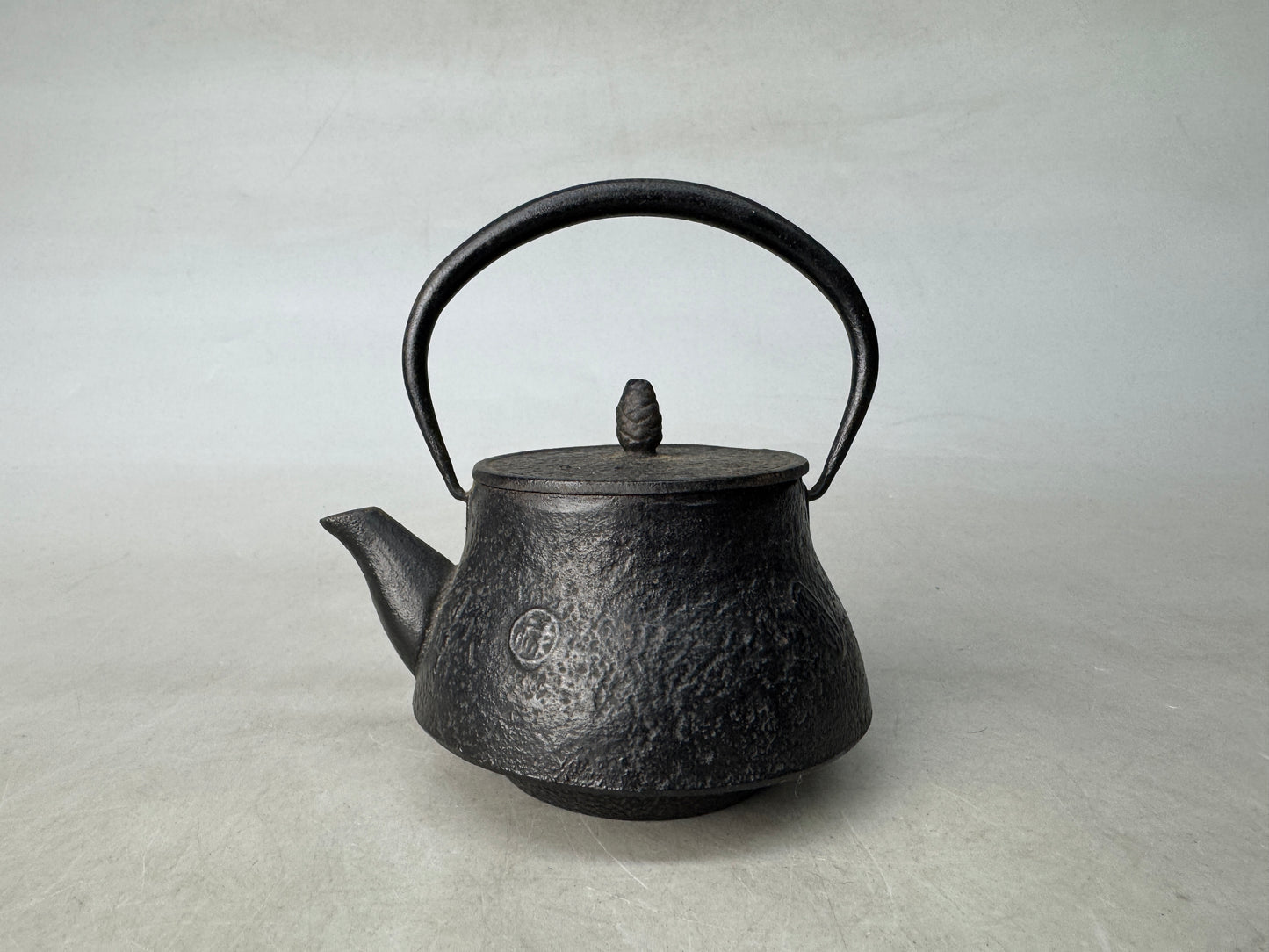 Y8941 TETSUBIN Iron Nanbu teapot small signed Japan antique tea cereony sencha